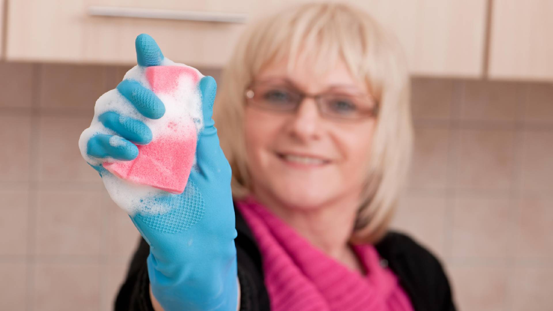 Больше не рассадник микробов: простой способ высушить губку для посуды ...