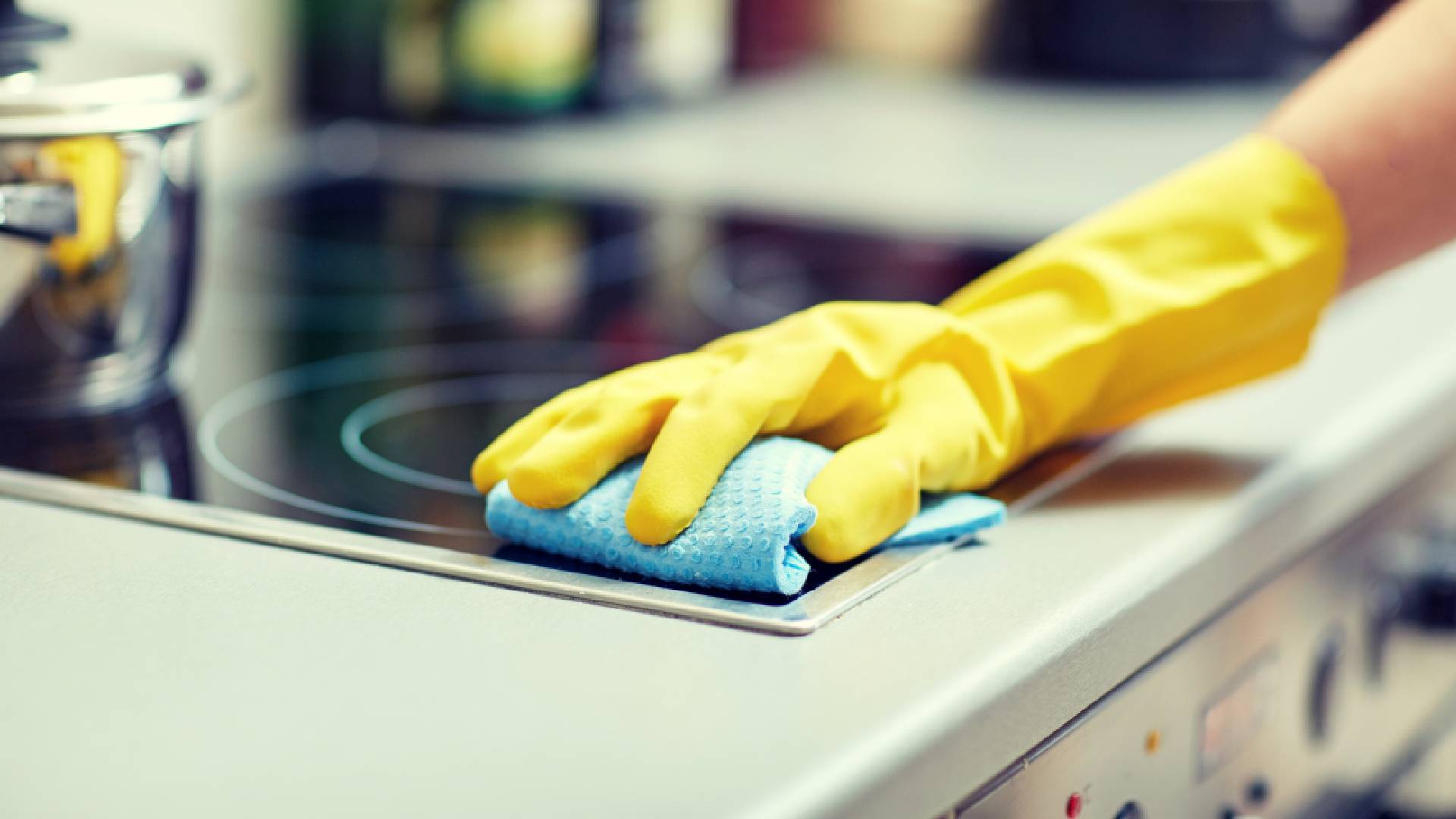  панель будет сиять чистотой: поможет копеечное средство с кухни