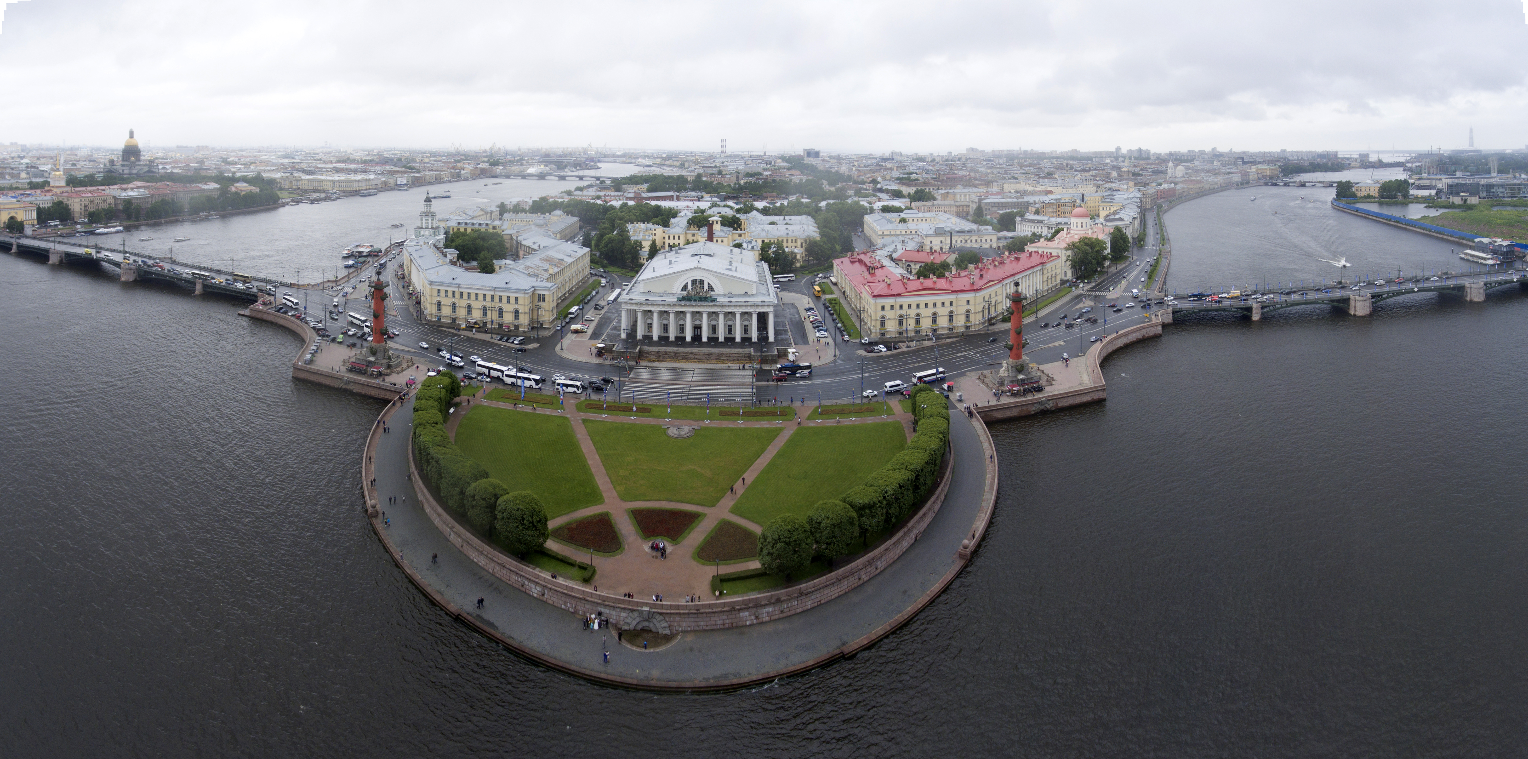 Здание, так и не ставшее общежитием, у Смоленского моста уходит с молотка: откуда ценник в 206 миллионов?