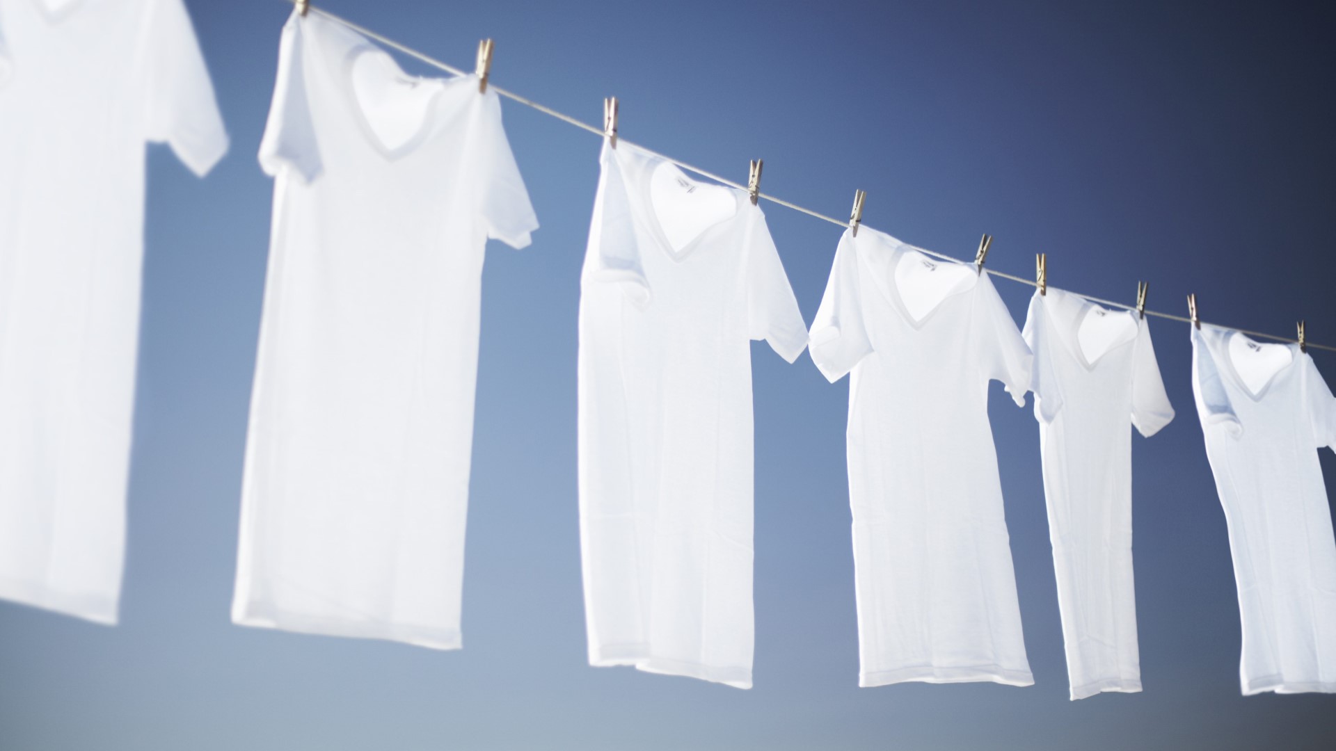 Желтые пятна от пота — больше не приговор: вернуть белизну вещам ...