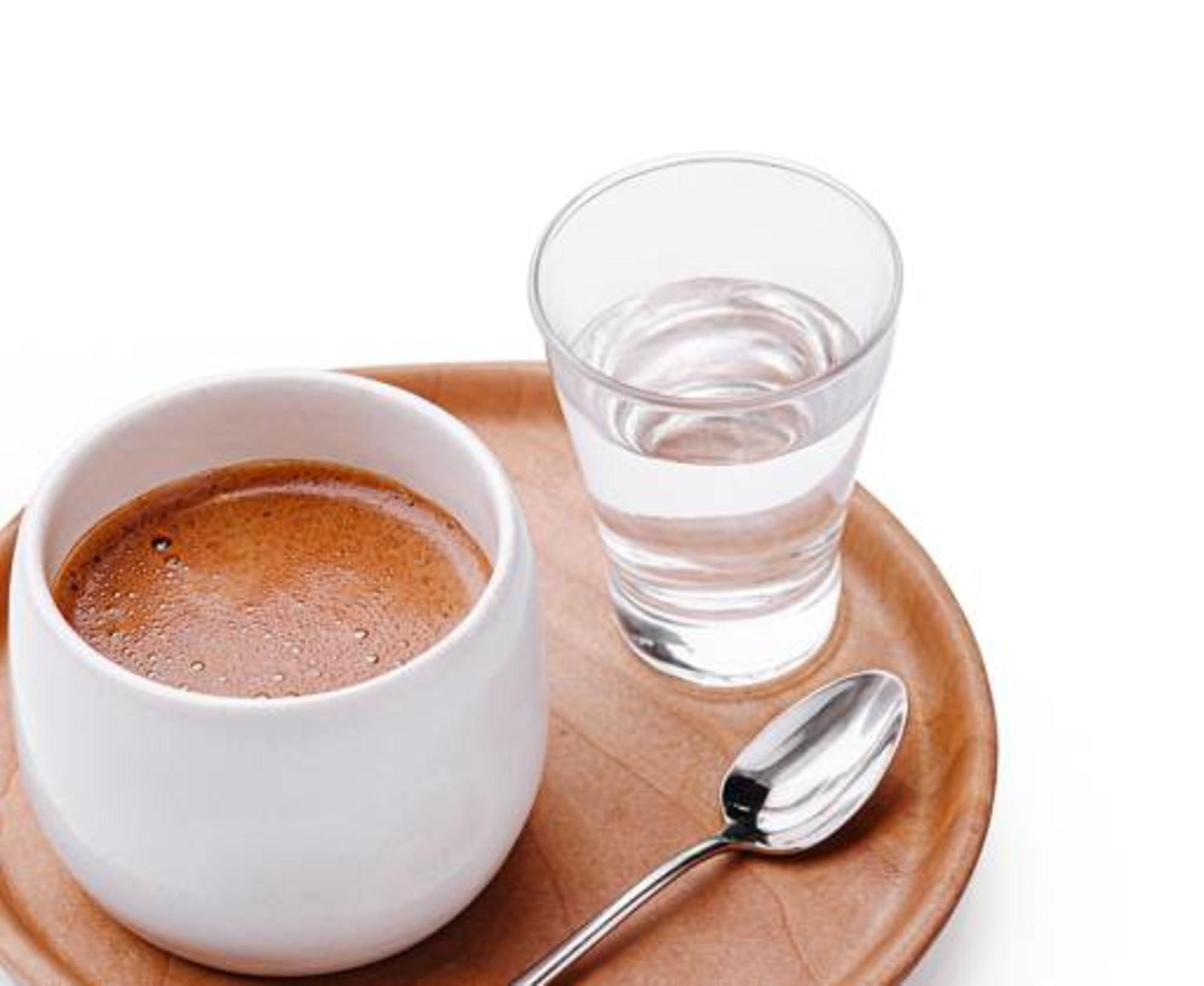 Для чего к кофе подают стакан воды - как правильно его пить, чтобы вкус раскрылся полностью