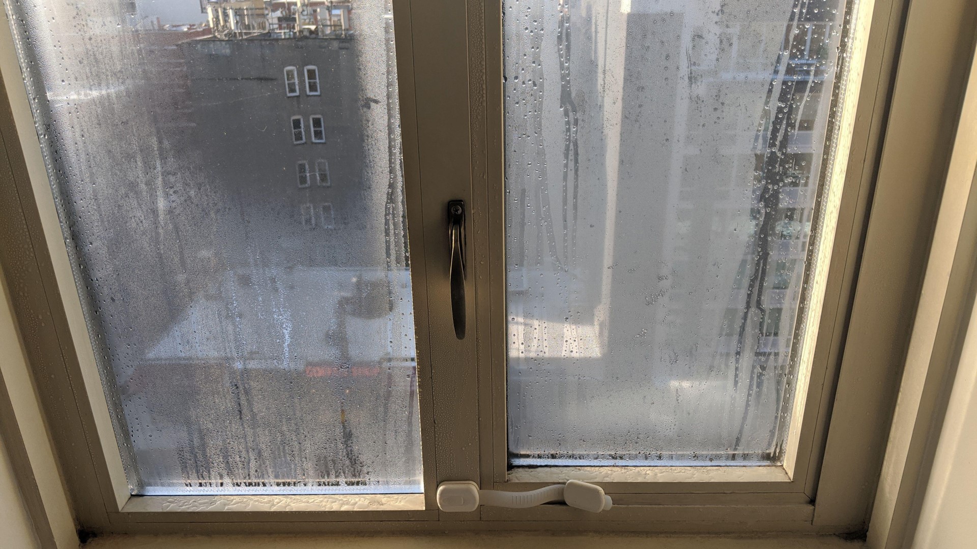 плесень на пластиковых окнах. конденсат на пластиковых окнах со стороны комнаты. конденсат на окнах. плачет у окна. плачут пластиковые окна в частном доме.
