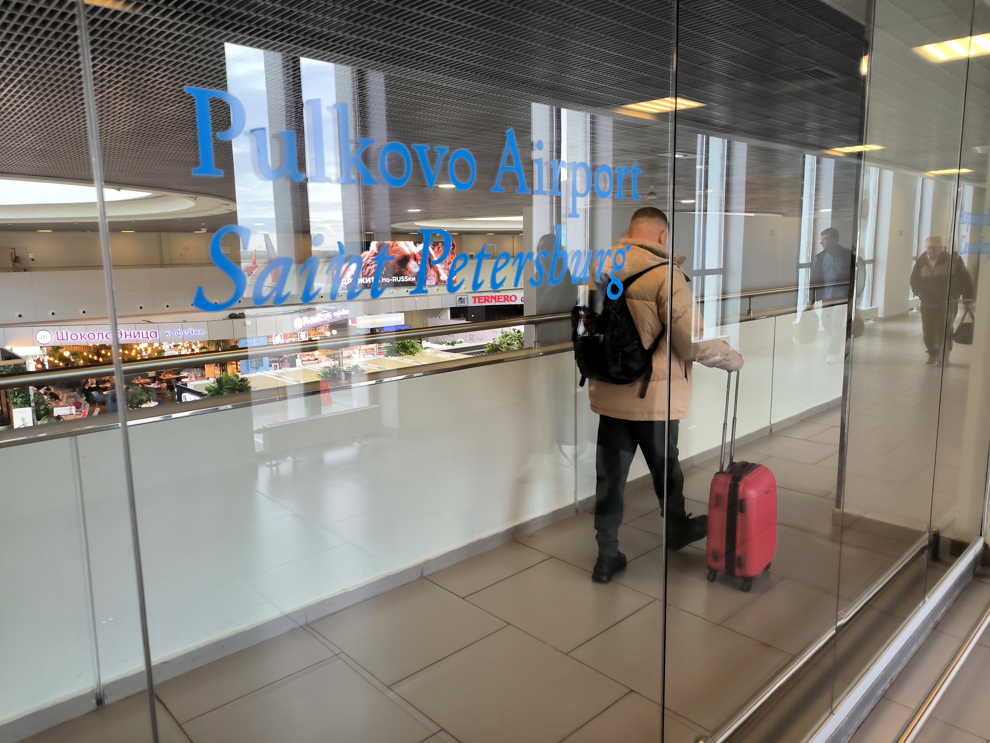 Не успели приземлиться: в Пулково полиция ищет иностранных туристов с нарушениями