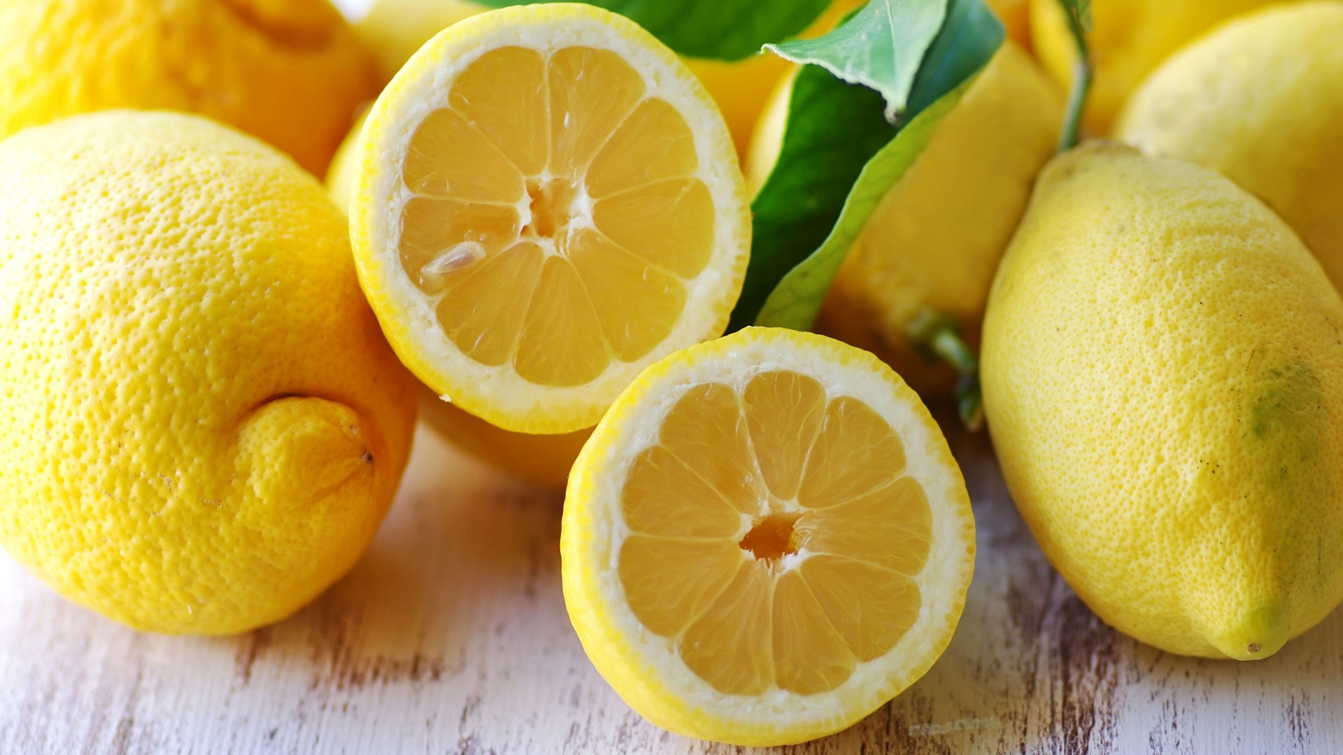 Из лимона можно выжать вдвое больше сока: вот как сделать это без ...