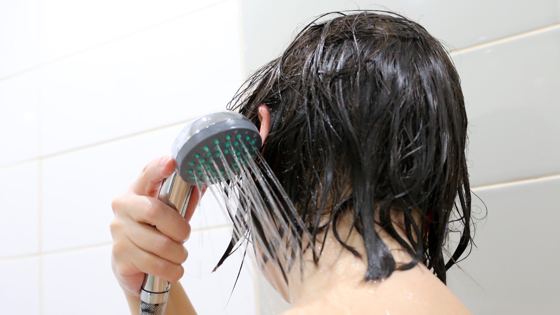 Грязь в душевой лейке — еще не приговор: с этой хитростью она засияет ...