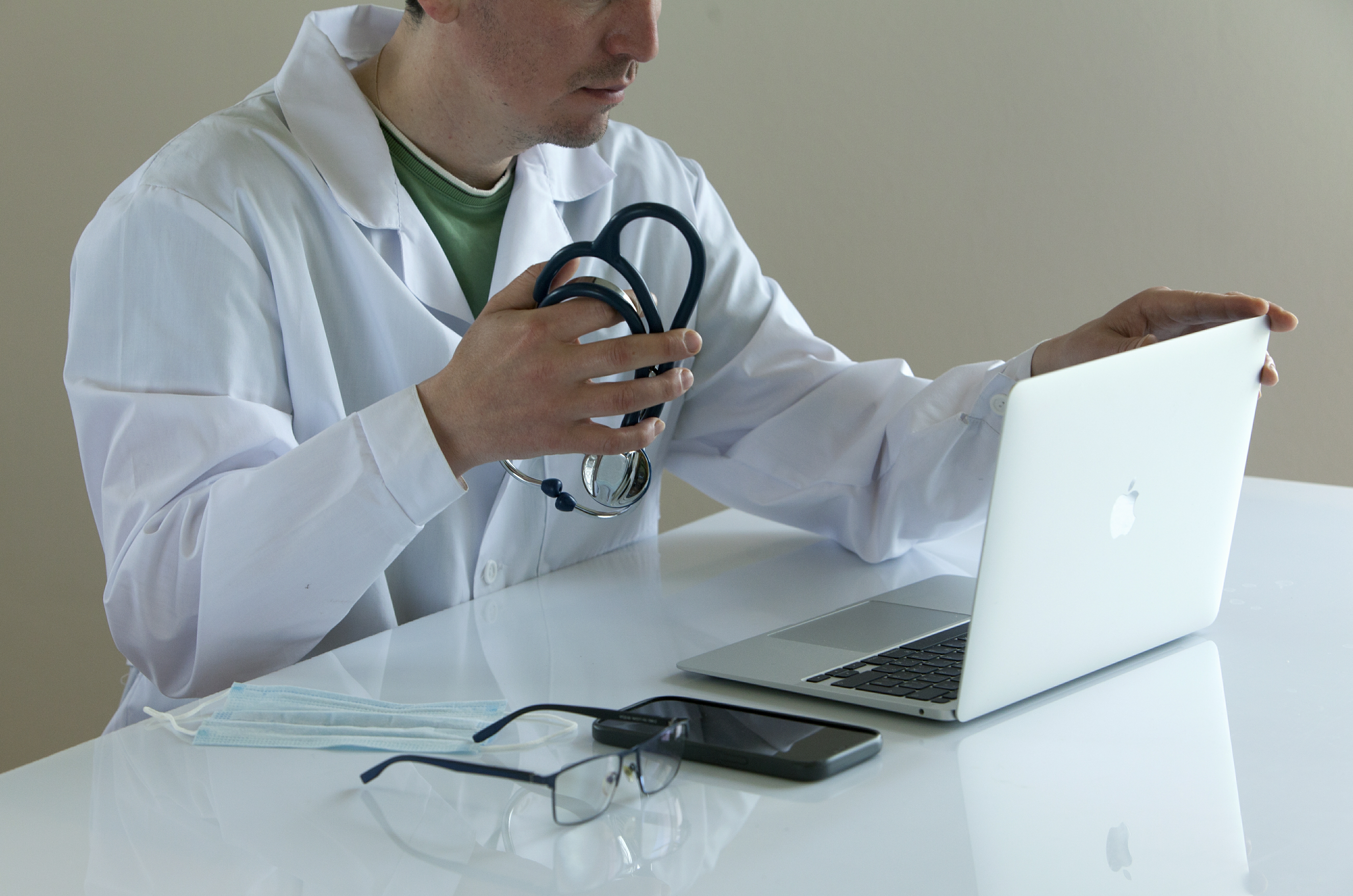 «Белые халаты» редеют: в Петербурге в 2024‑м работают всего 50 тысяч врачей