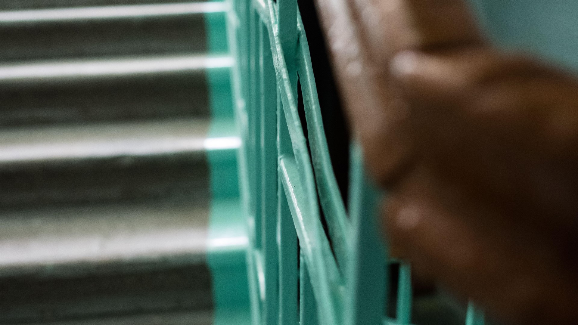 Ступеньки стали красить только по краям еще в СССР: причина может насмешить