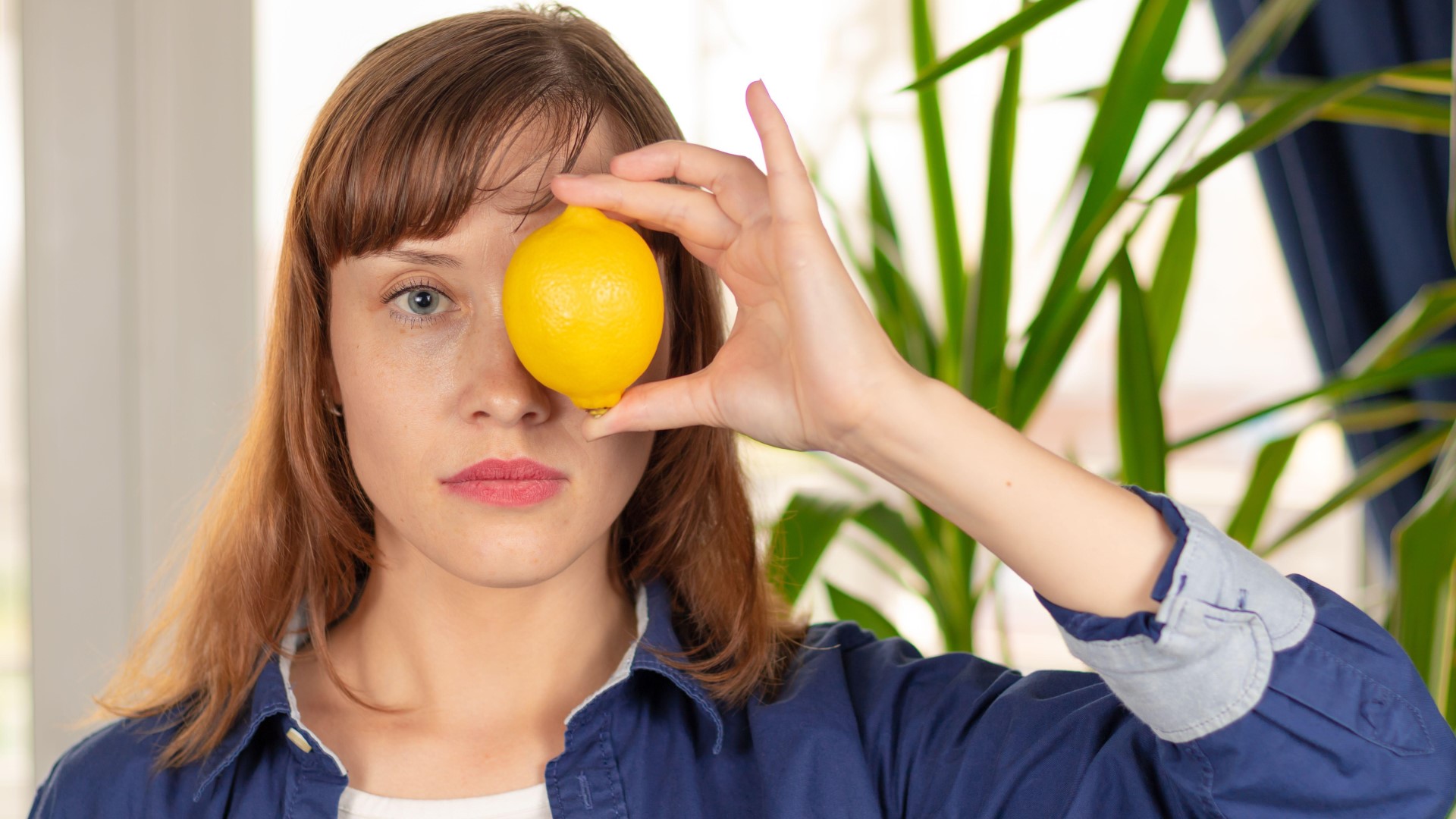 Лимон больше не забрызгает соком всю кухню: вот как выжать его, не разрезая