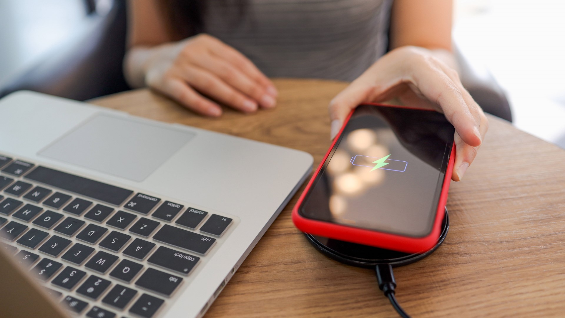 Мастера по ремонту советуют заряжать телефон только так: прослужит ...