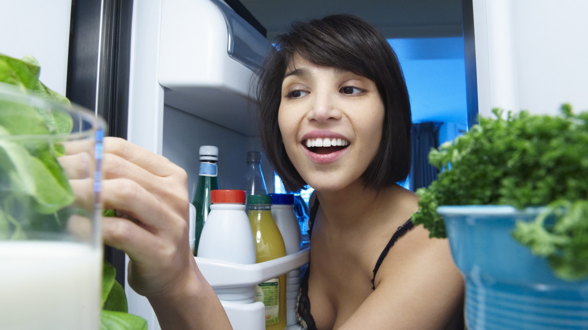 Мигом угробите холодильник: эти способы разморозки опасны