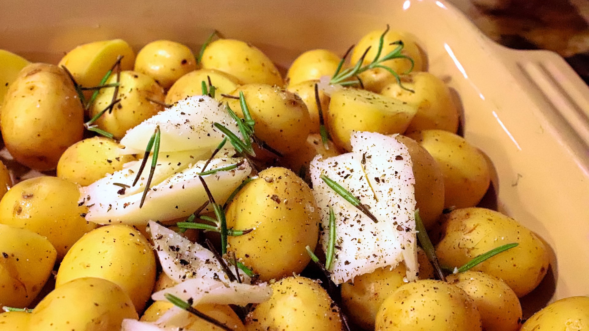 Секрет хрустящего картофеля — в этом маринаде: от румяной корочки будет ...
