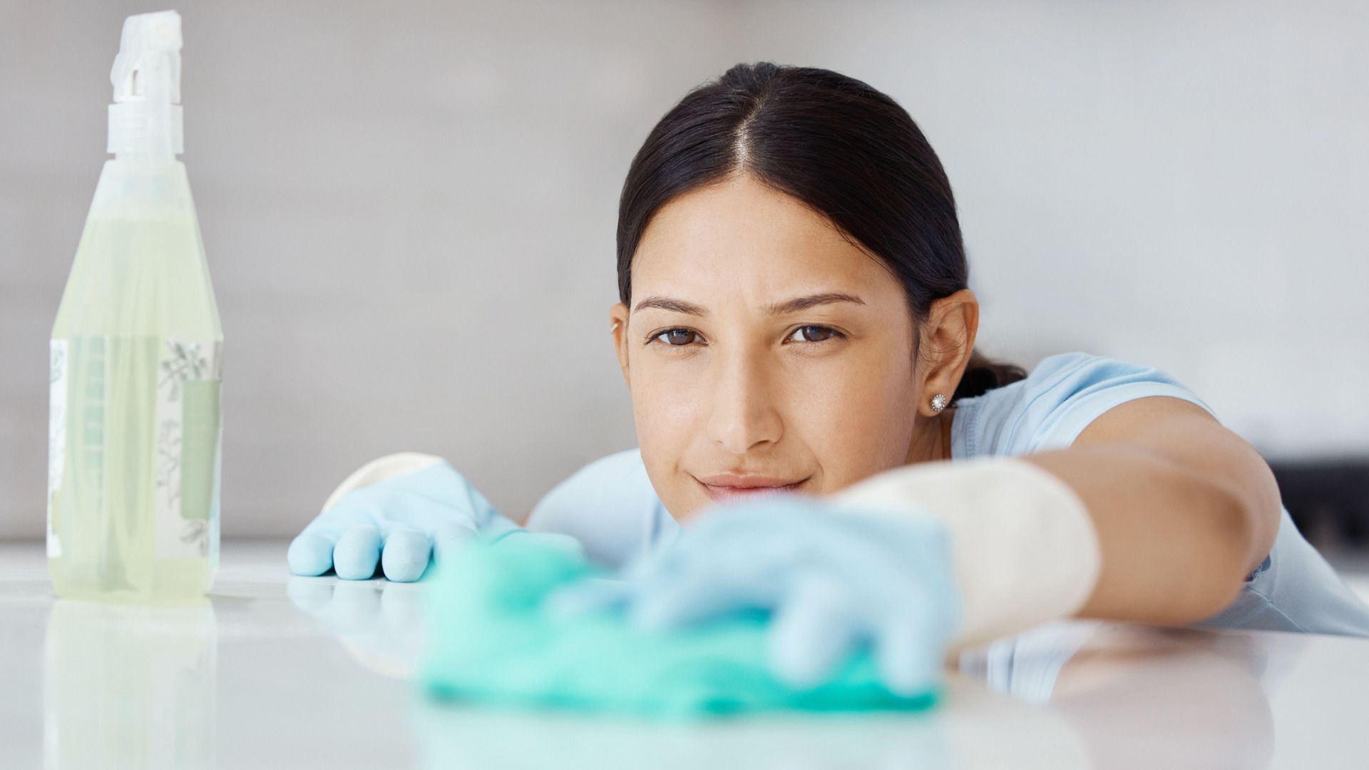 Пыль в домах француженок не оседает неделями: к воде добавляют 2 ложки ...