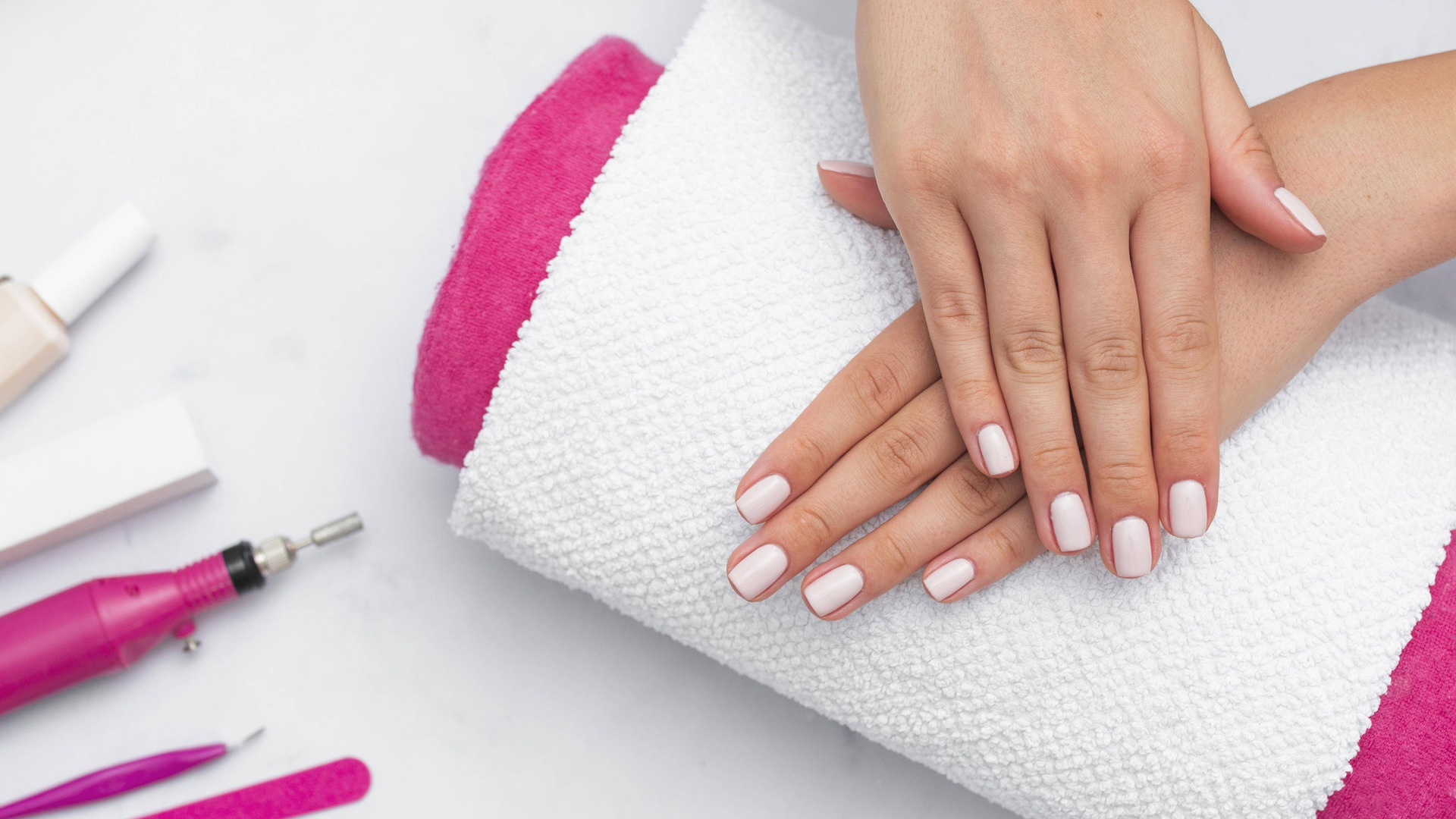 с каких лет делают маникюр. детский маникюр. наращивание ногтей. салон маникюра для детей. с каких лет делают маникюр.