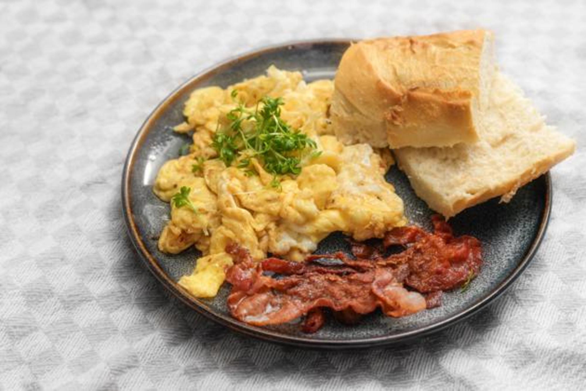 Сытный завтрак за 5 минут: все смешали и в микроволновку - самое то перед работой и школой