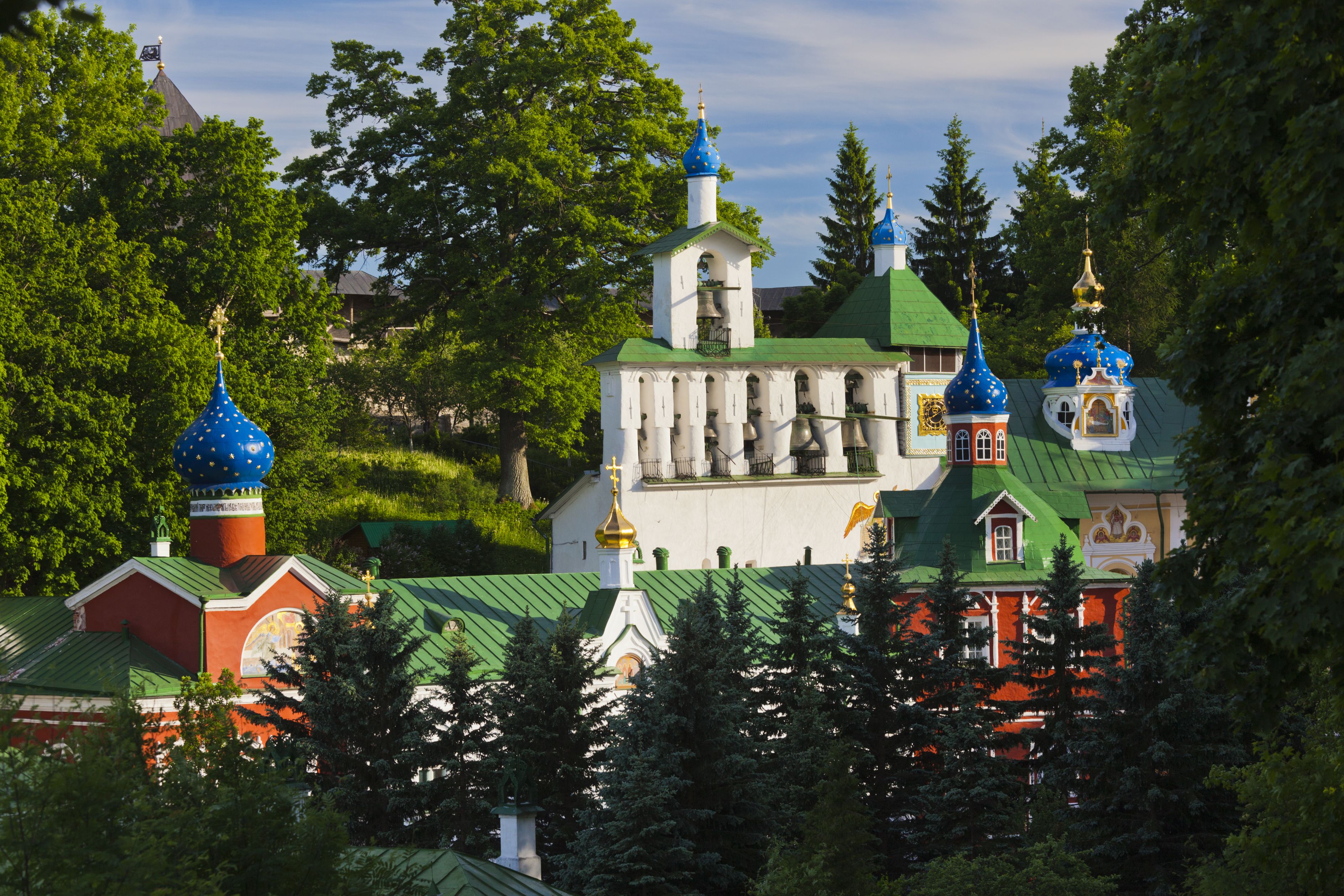 Не город, а защитник русских земель: старинный, уютный и богатый на достопримечательности - что в нем посмотреть